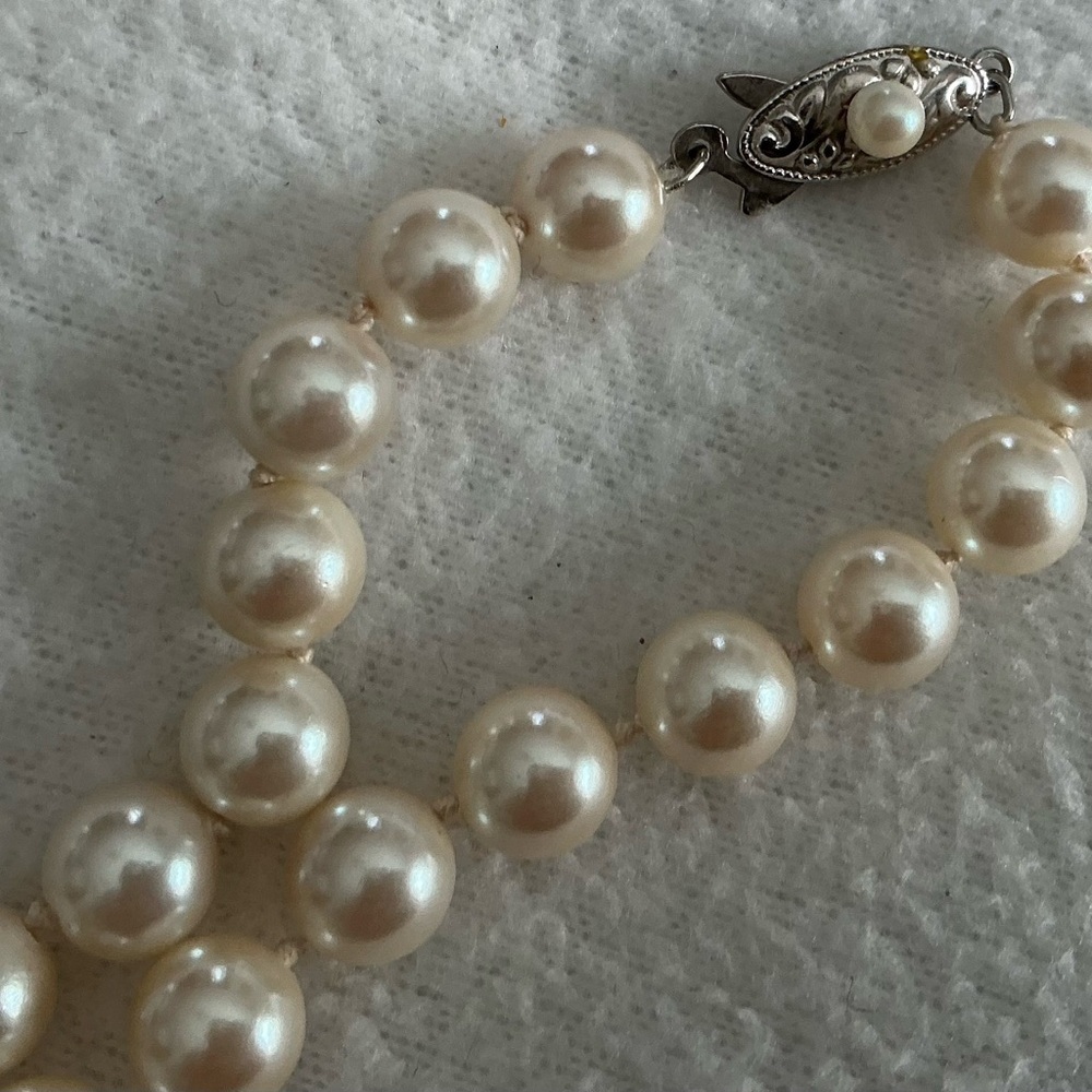 Elegant faux Pearl Necklace n silver alligator clasp